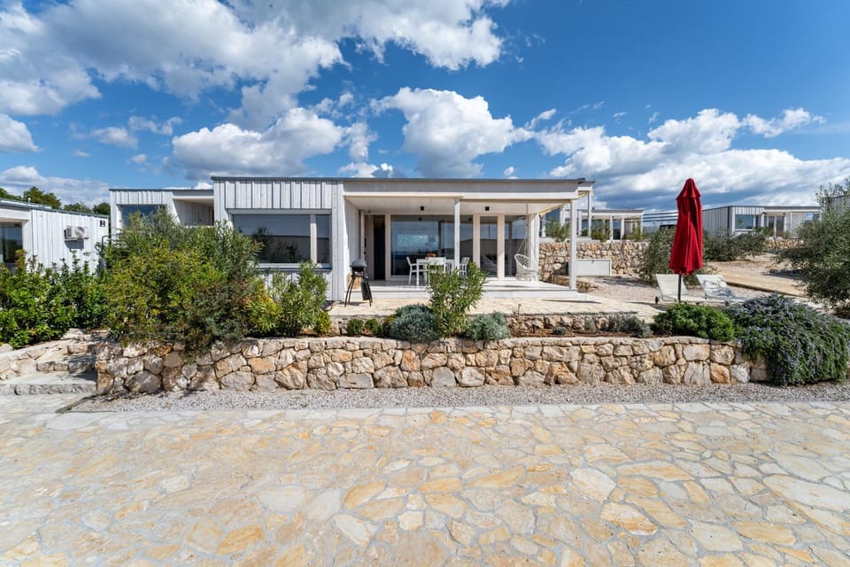 Property building, Facade/entrance, Off site