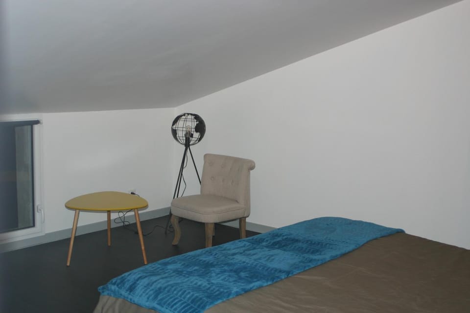 Photo of the whole room, Bedroom