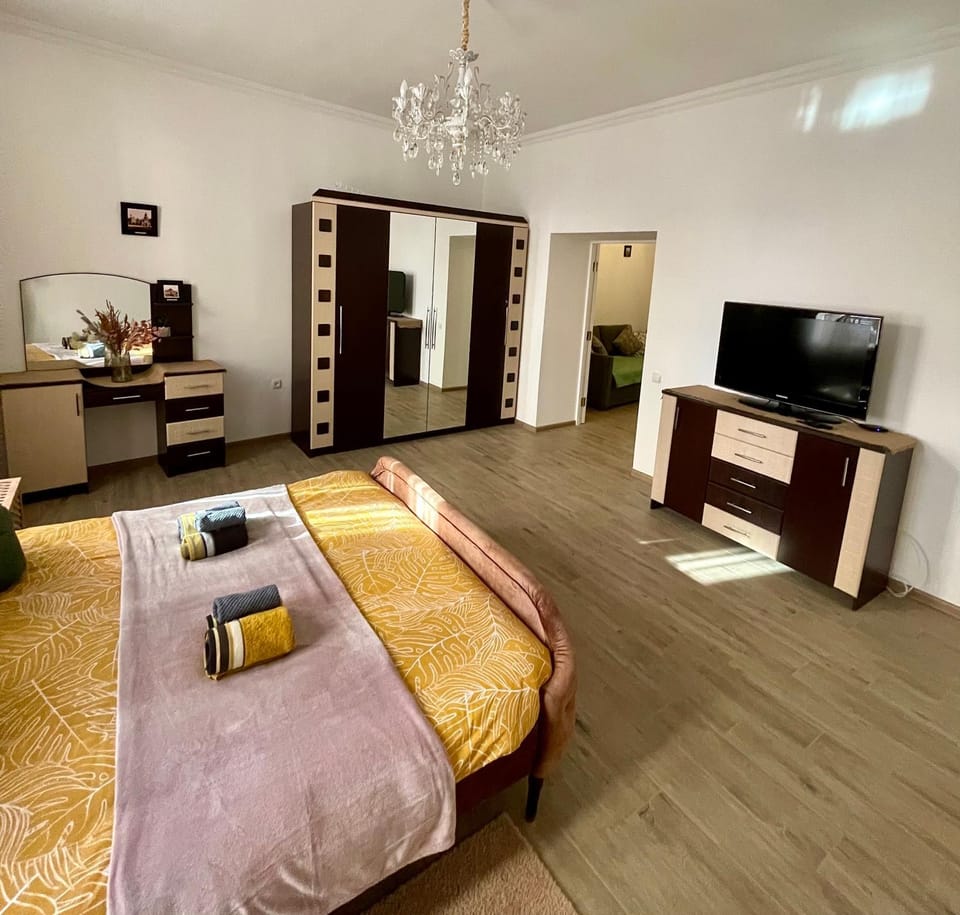 В САМОМУ ЦЕНТРІ МІСТА, ЗДАЮТЬСЯ В ПОДОБОВУ ОРЕНДУ, АПАРТАМЕНТИ ZONEofCOMFORT Apartment in Ukraine