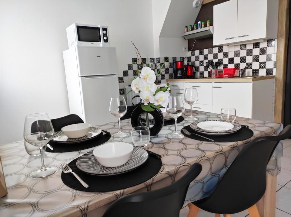 Kitchen or kitchenette, Dining area