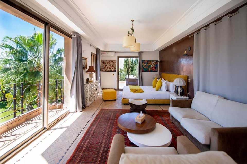 Photo of the whole room, Garden view