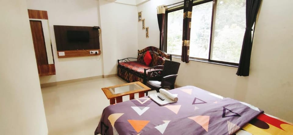 Bed, TV and multimedia, Bedroom