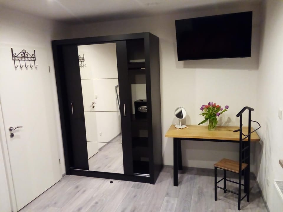 TV and multimedia, Bedroom, wardrobe