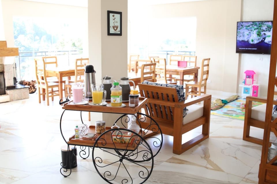 Restaurant/places to eat, Food and drinks, Dining area, Food