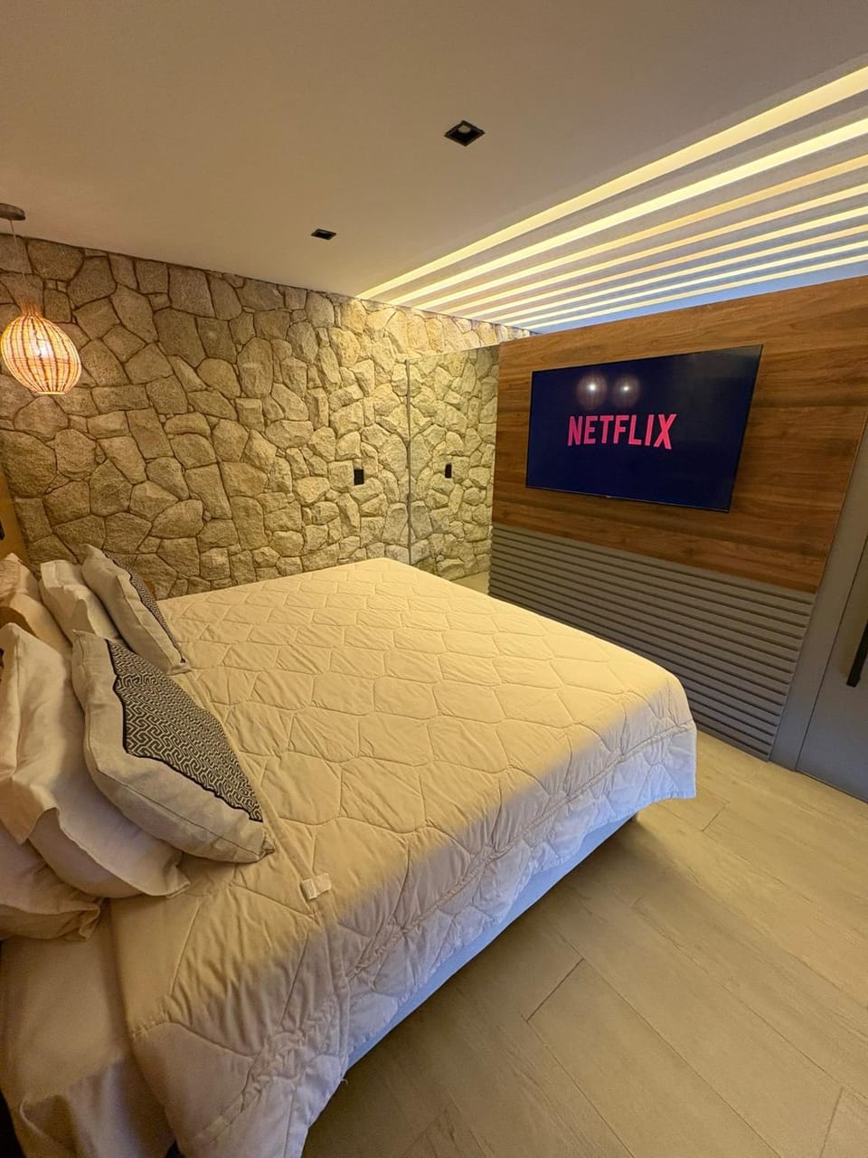 Bed, TV and multimedia, Photo of the whole room