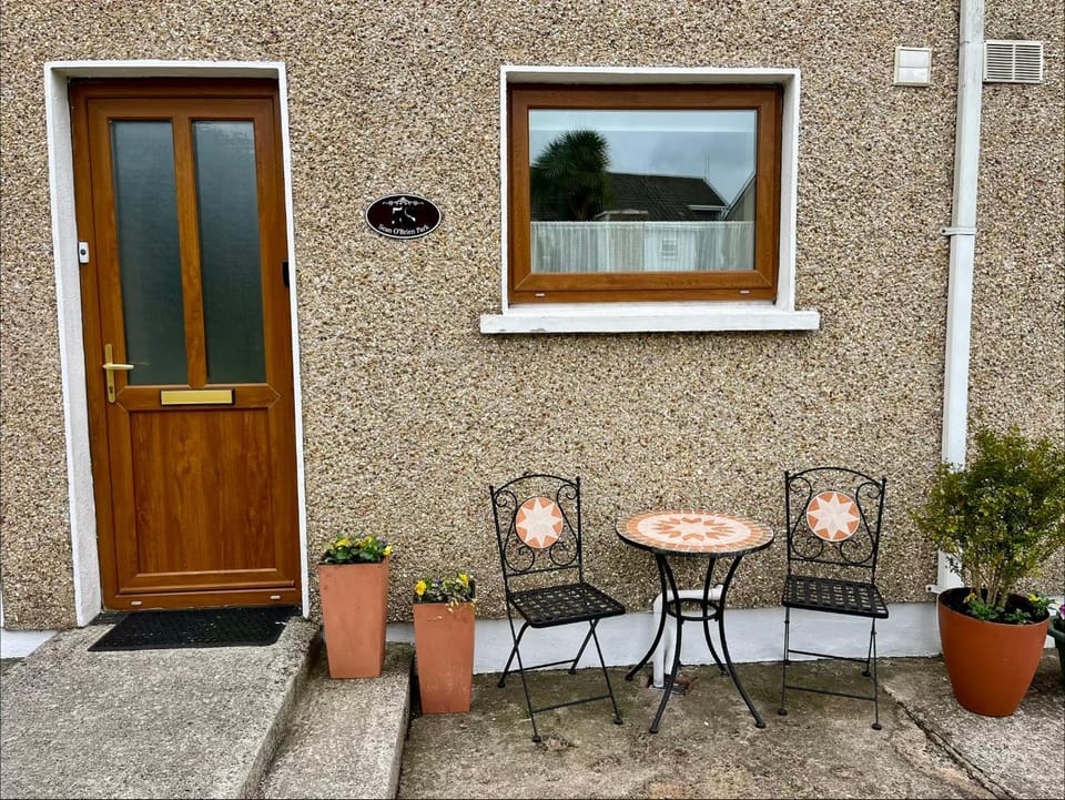 Facade/entrance, Balcony/Terrace
