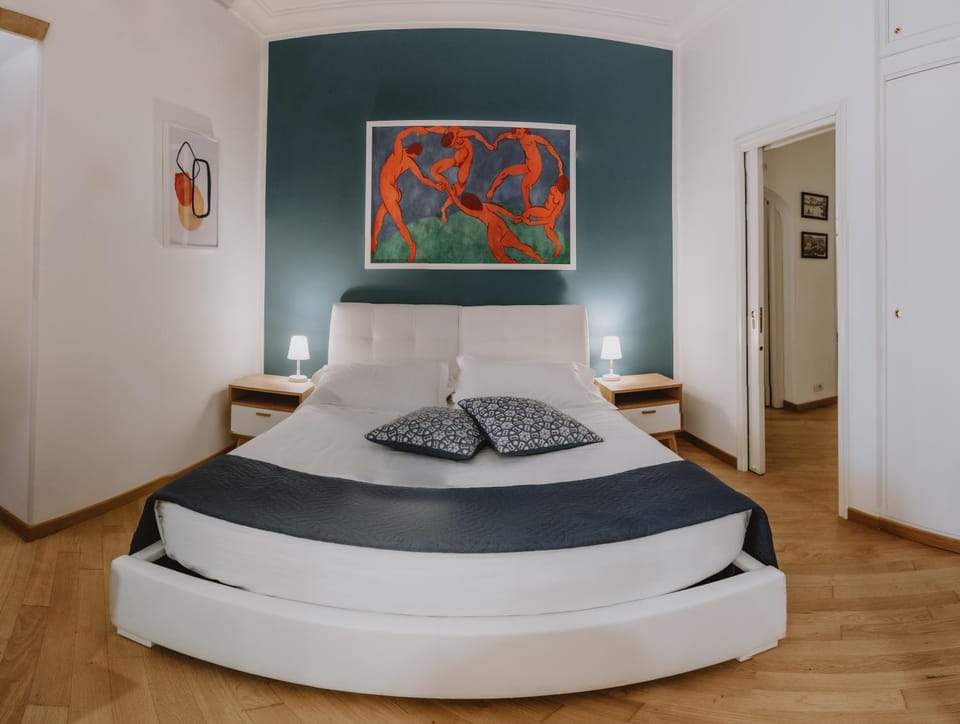 Photo of the whole room, Bedroom