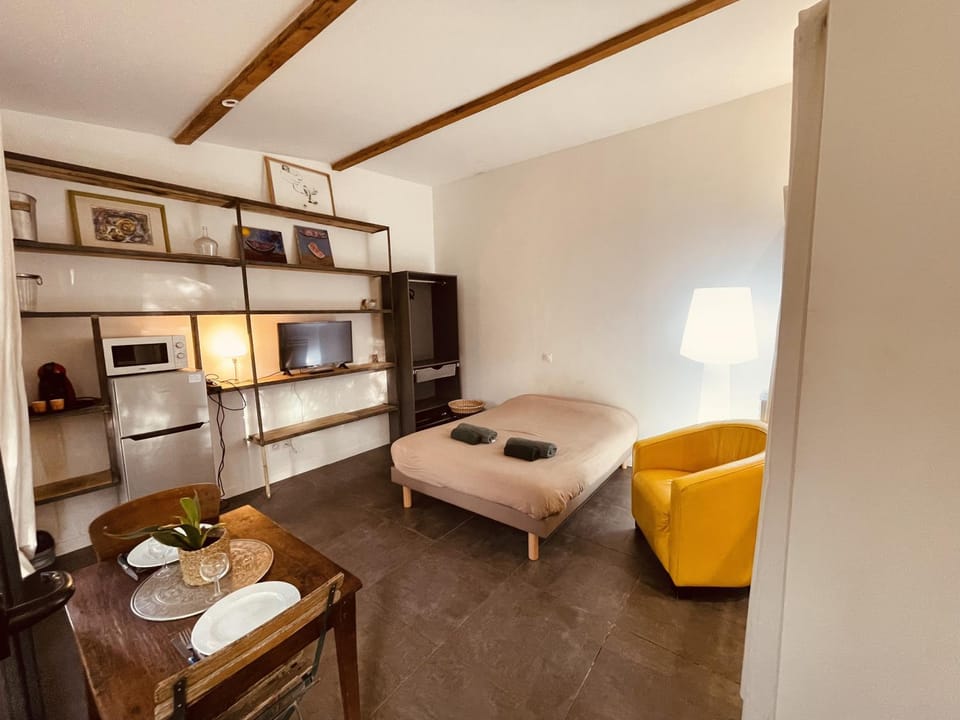 Bed, TV and multimedia, Photo of the whole room, Dining area