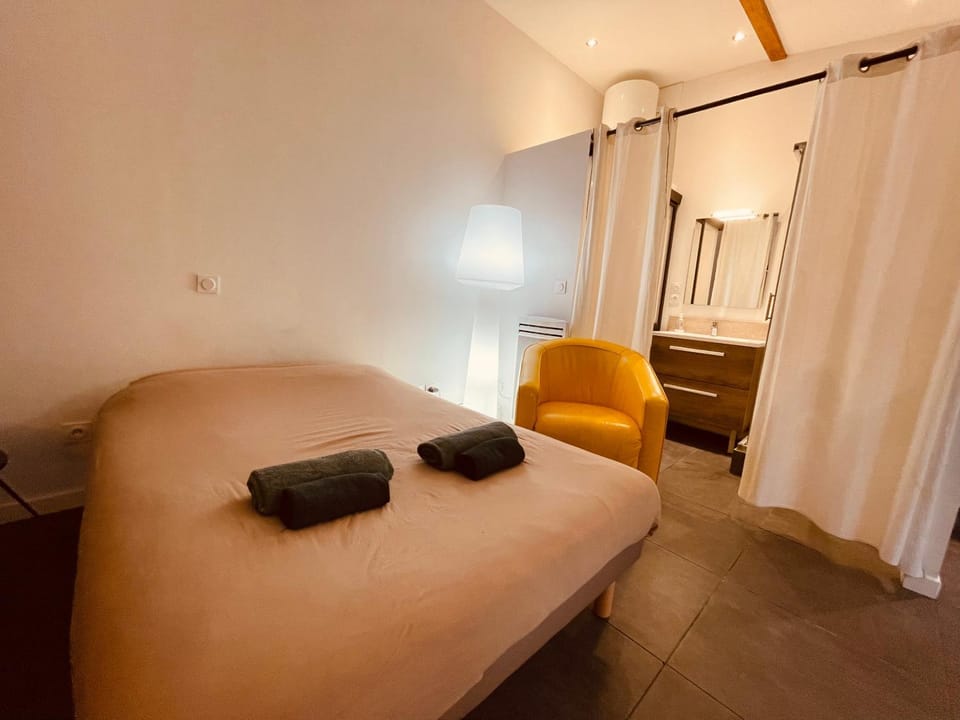 Bed, towels