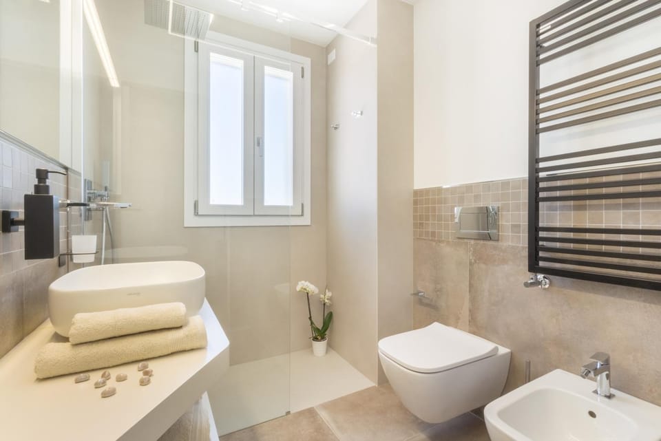 Shower, Toilet, Bathroom, bidet, towels