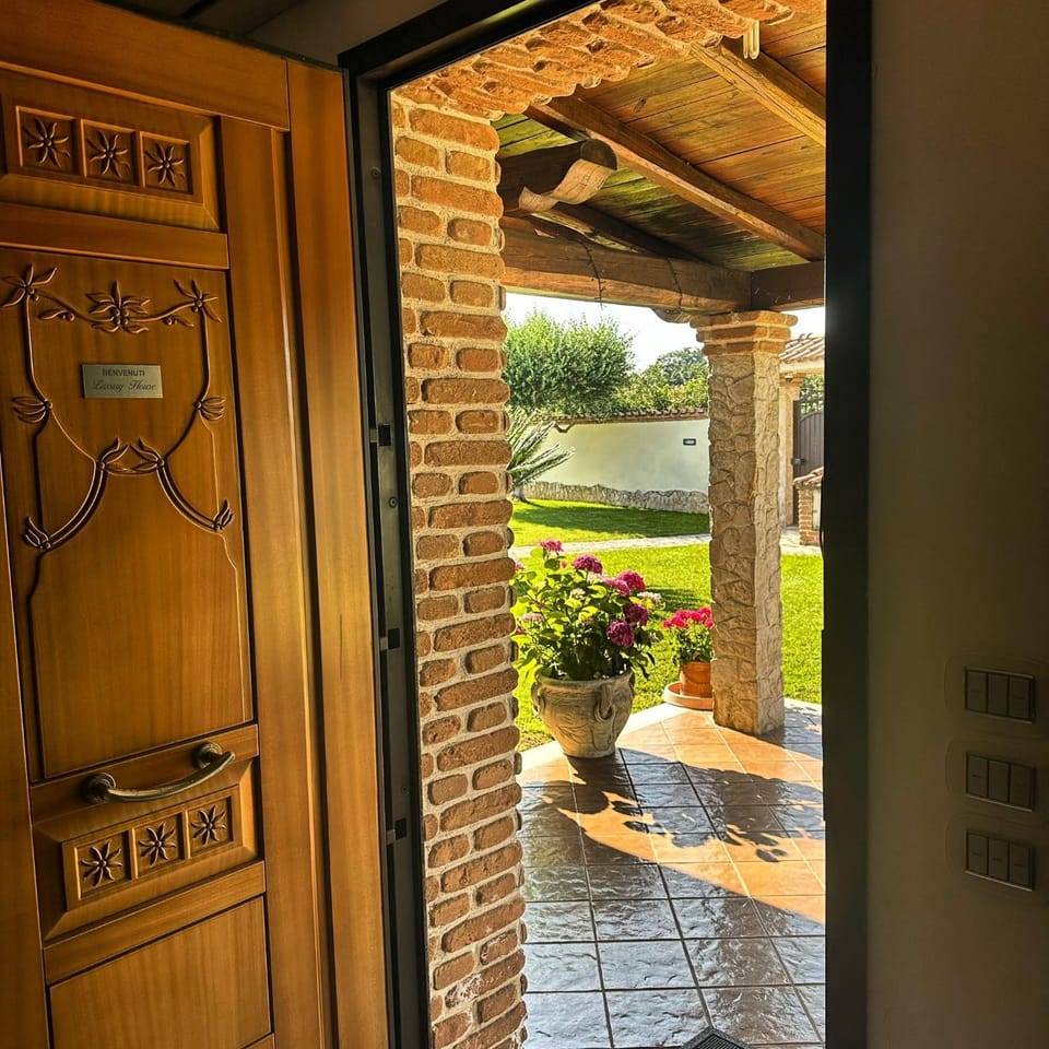 Luxury gold house Villa in Anzio