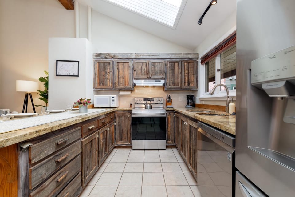 Coffee/tea facilities, oven, toaster, kitchen