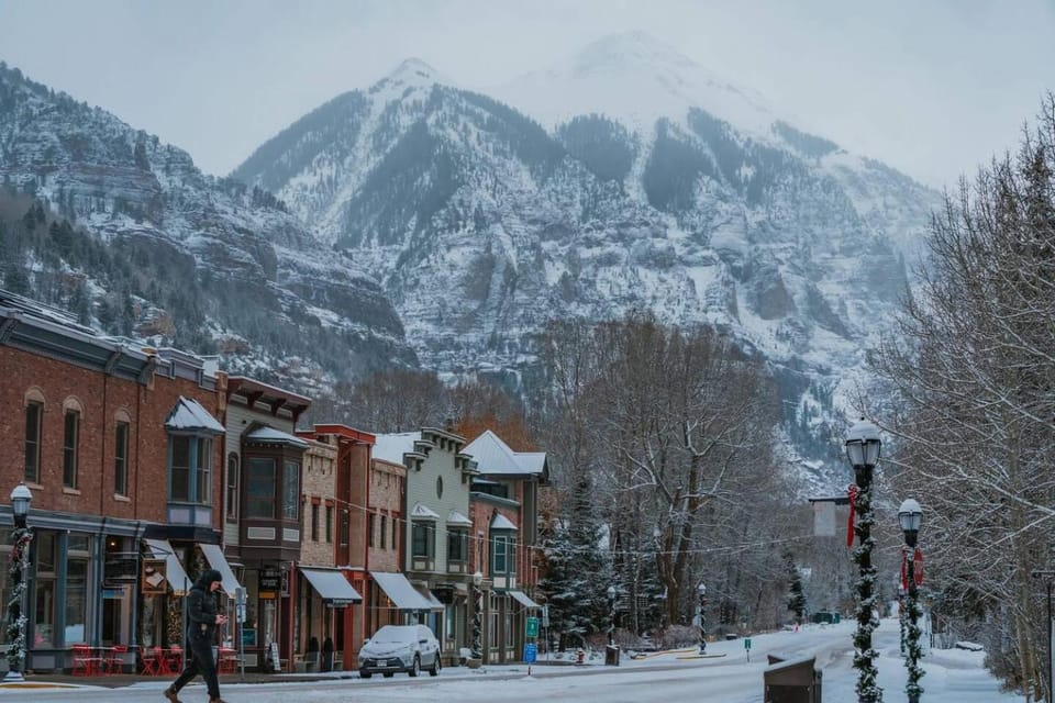 Neighbourhood, Winter, Street view, Shopping Area, Entertainment, Location, Family, Quiet street view, shuttle