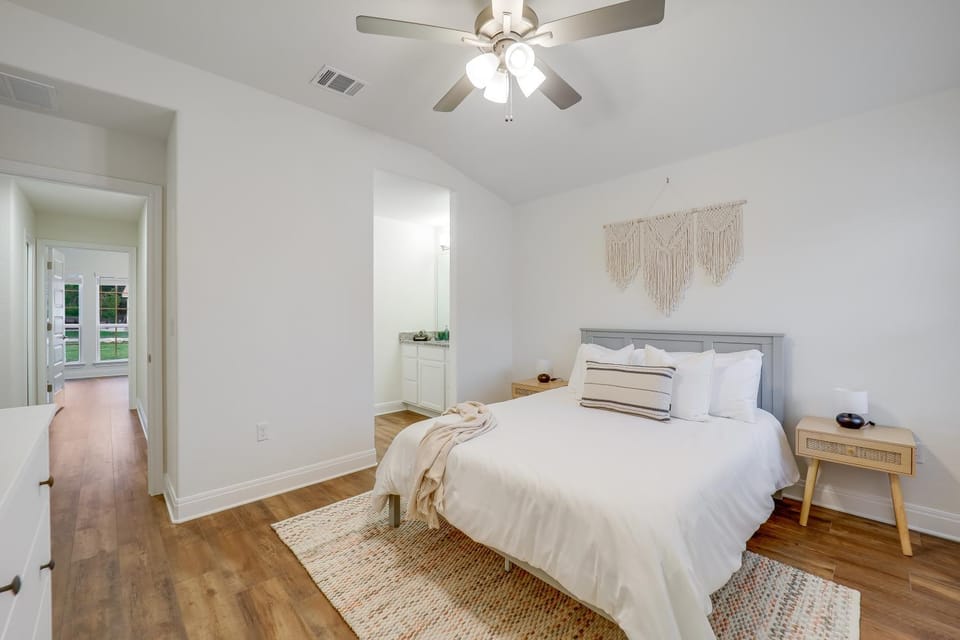 Photo of the whole room, Bedroom