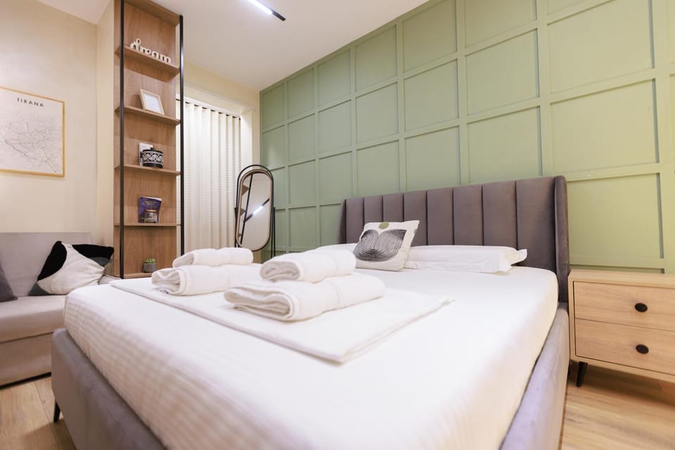 Bed, towels