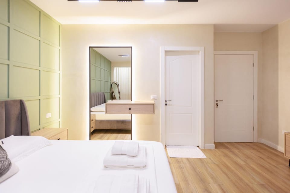 Bed, towels