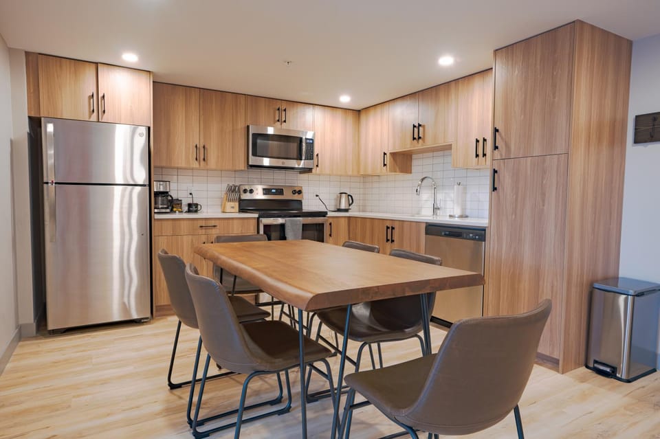 Kitchen or kitchenette, Dining area, dishwasher, minibar, pet friendly, stove, toaster