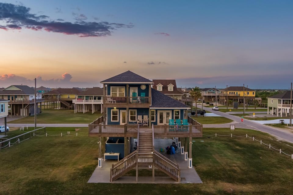 The Lone Palm Resort House in Bolivar Peninsula