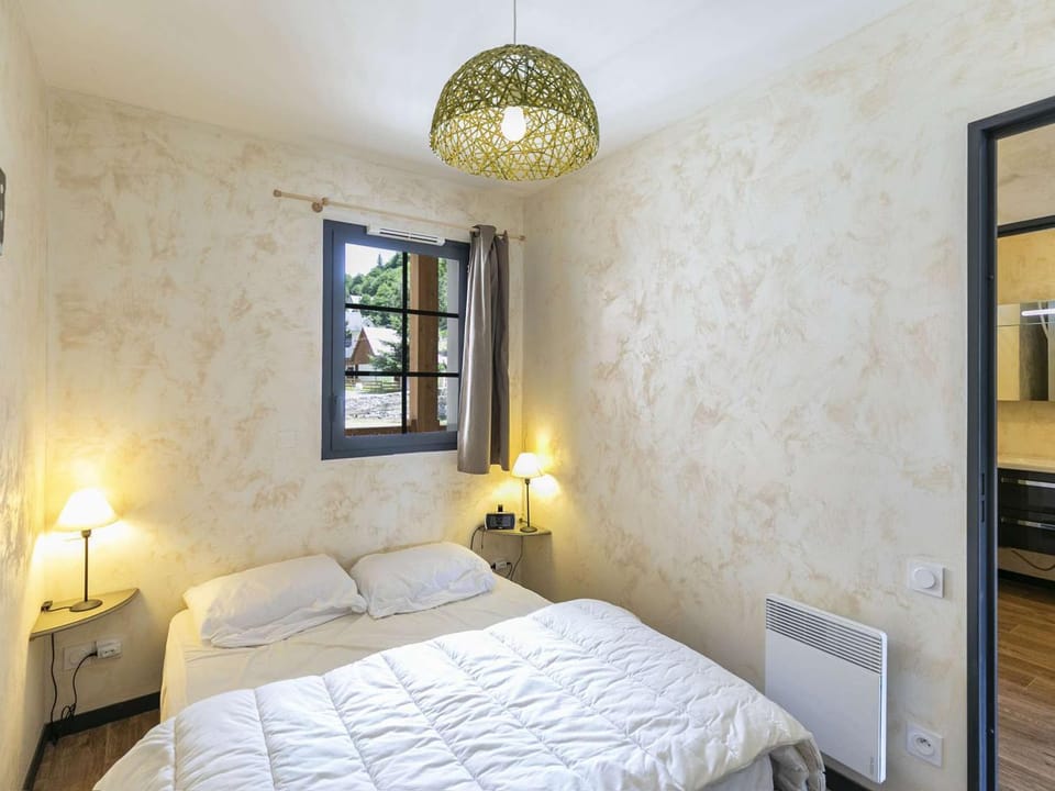 Bel appartement 4 pers, terrasse, parking privé, proche ski et thermes - FR-1-403-98 Apartment in Aragon