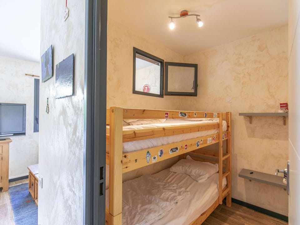 Bel appartement 4 pers, terrasse, parking privé, proche ski et thermes - FR-1-403-98 Apartment in Aragon