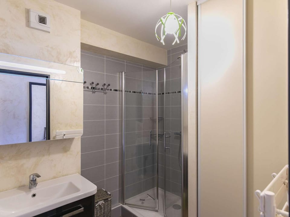Bel appartement 4 pers, terrasse, parking privé, proche ski et thermes - FR-1-403-98 Apartment in Aragon
