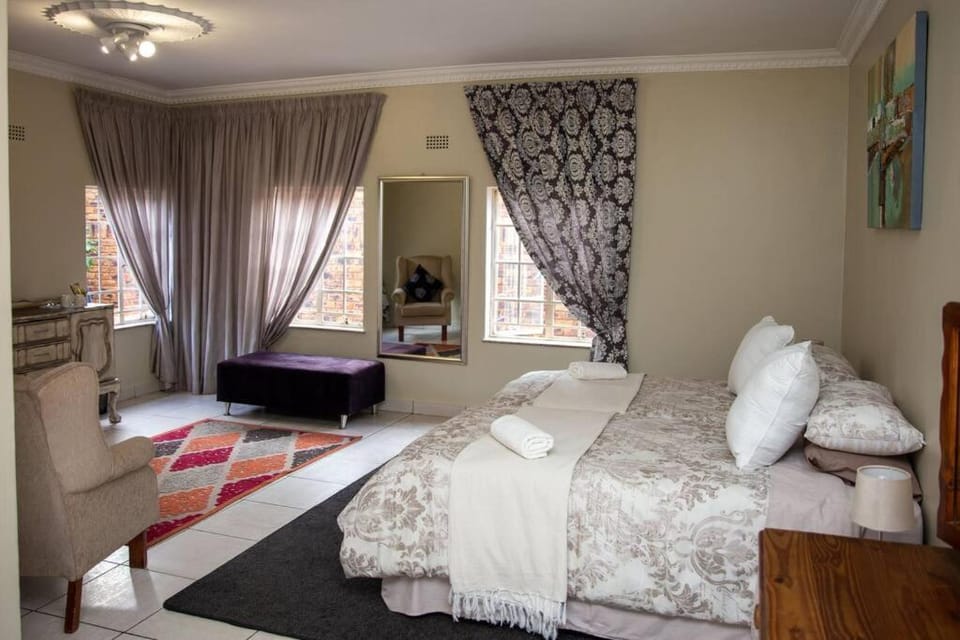 Photo of the whole room, Bedroom
