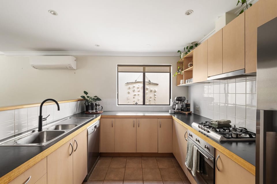 Coffee/tea facilities, dishwasher, kitchen