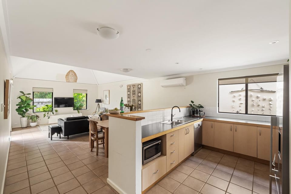 Coffee/tea facilities, dishwasher, microwave, oven, stove, kitchen