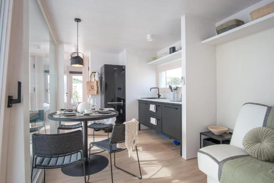 Kitchen or kitchenette, Living room, Seating area, Dining area, minibar