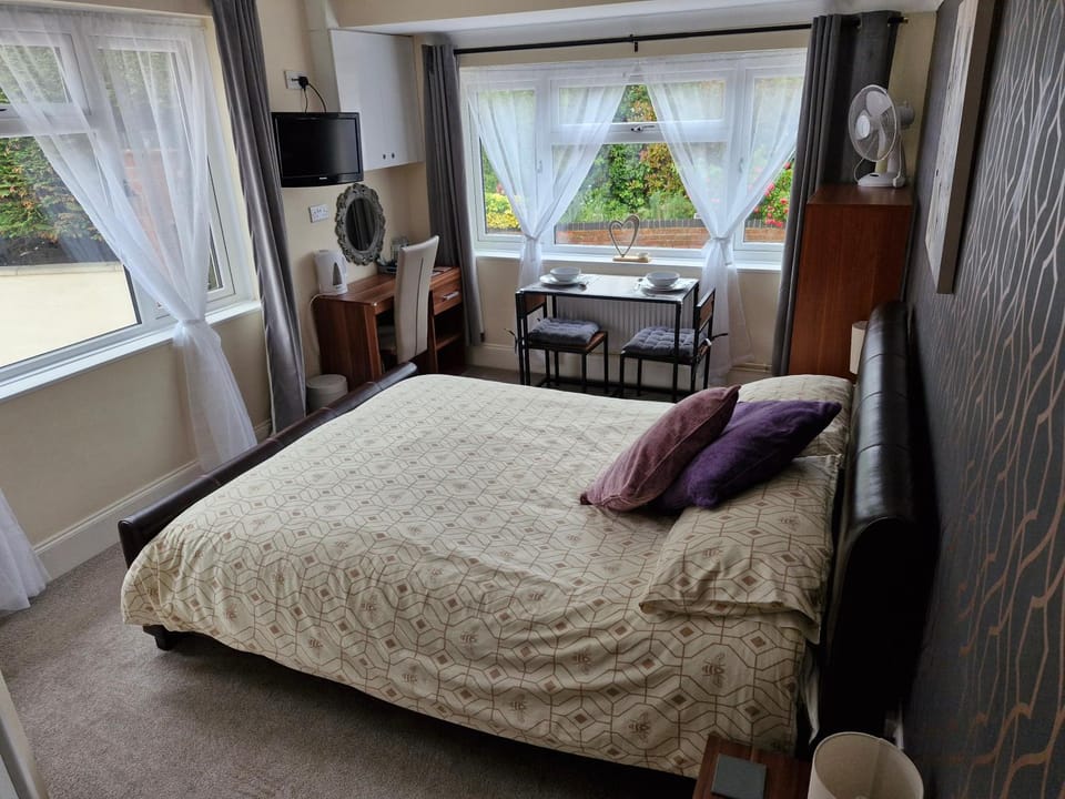 Bed, Seating area, Dining area, Bedroom