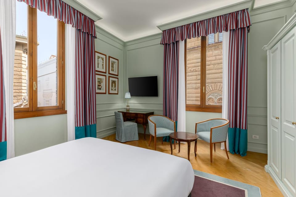 Bed, TV and multimedia, Photo of the whole room, Seating area, Bedroom