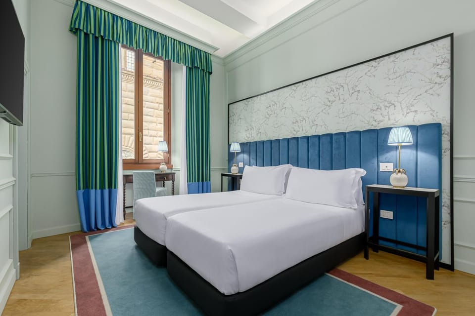 Bed, TV and multimedia, Photo of the whole room
