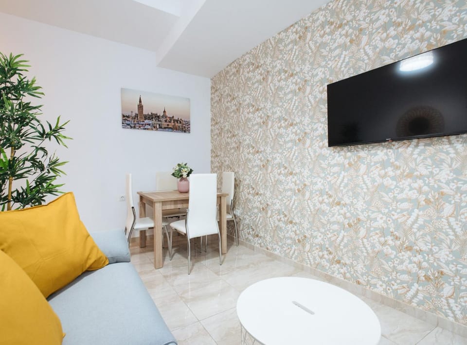 Communal lounge/ TV room, Seating area, Dining area