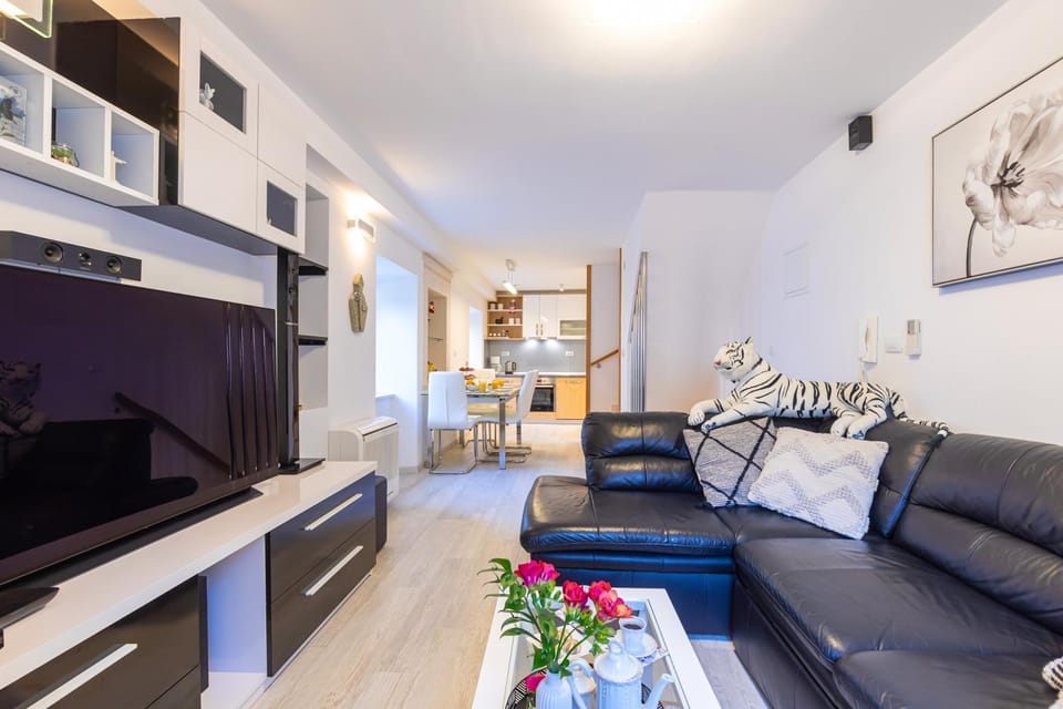 Communal lounge/ TV room, TV and multimedia, Living room, Seating area
