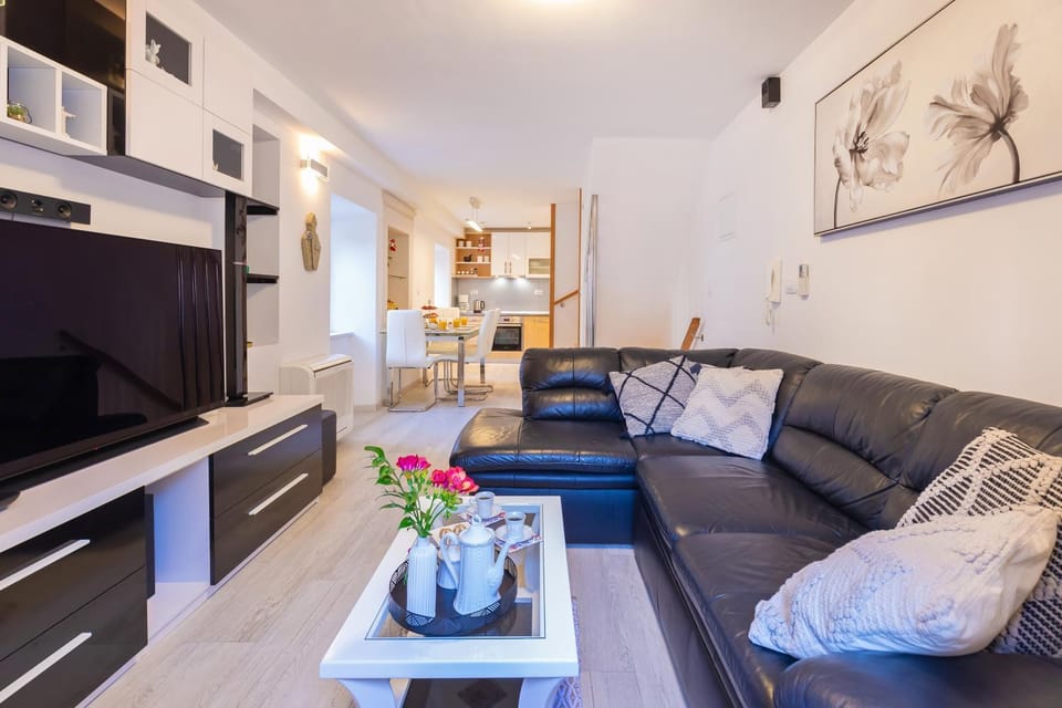 Communal lounge/ TV room, TV and multimedia, Living room