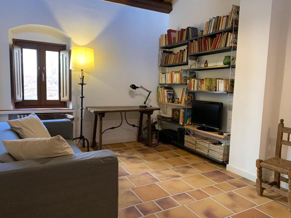 Communal lounge/ TV room, Library, TV and multimedia, Living room, Seating area