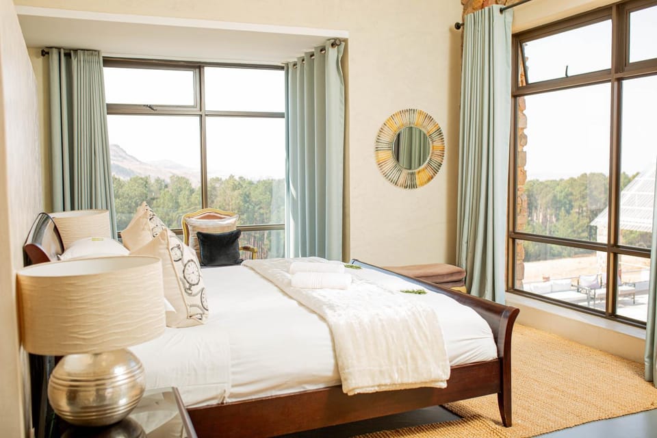Bed, Bedroom, Garden view, Mountain view, Pool view