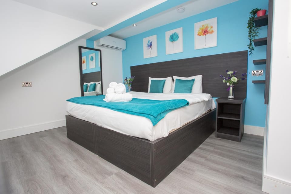 Bed, TV and multimedia, Photo of the whole room, Bedroom