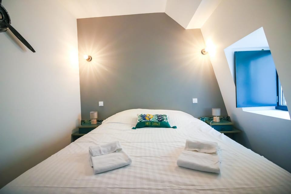 Bed, Photo of the whole room, Bedroom, towels
