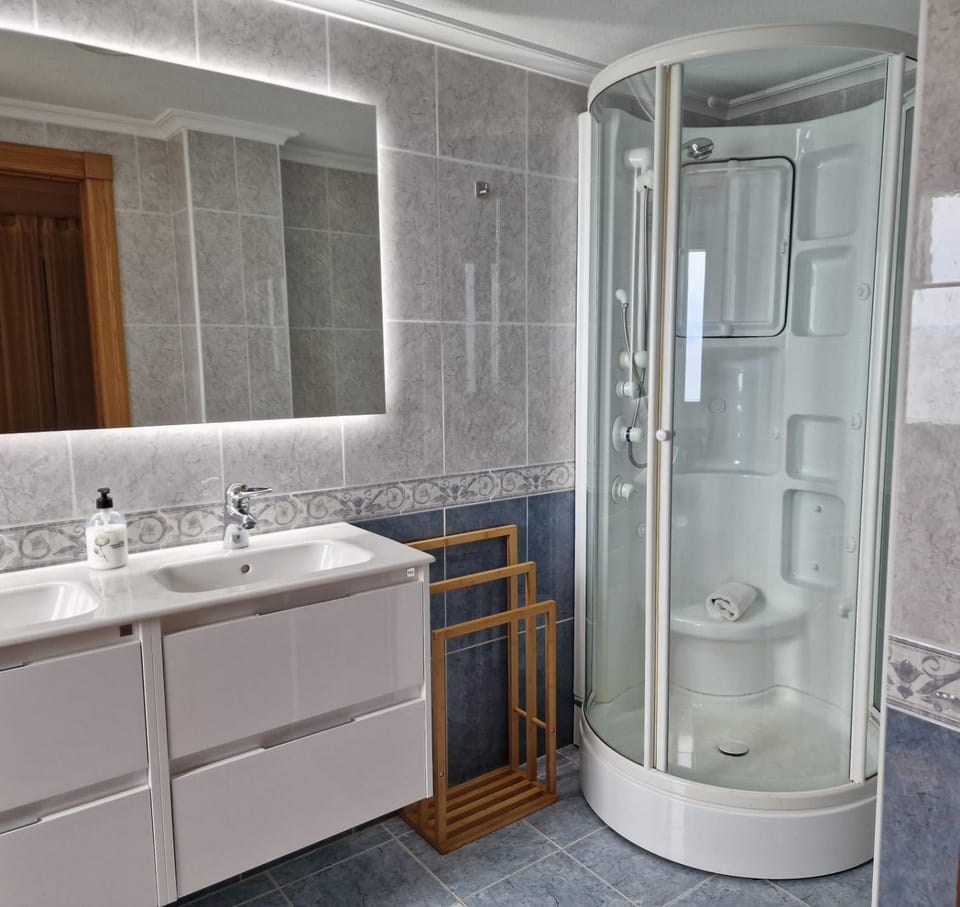 Shower, Bathroom, towels
