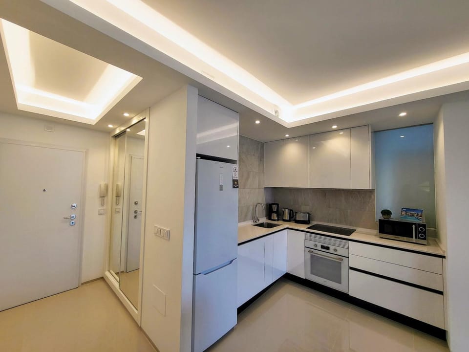 Facade/entrance, kitchen