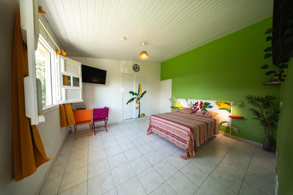 Bed, TV and multimedia, Photo of the whole room, Bedroom