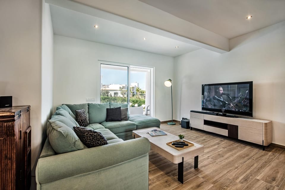 Communal lounge/ TV room, TV and multimedia, Living room, Seating area