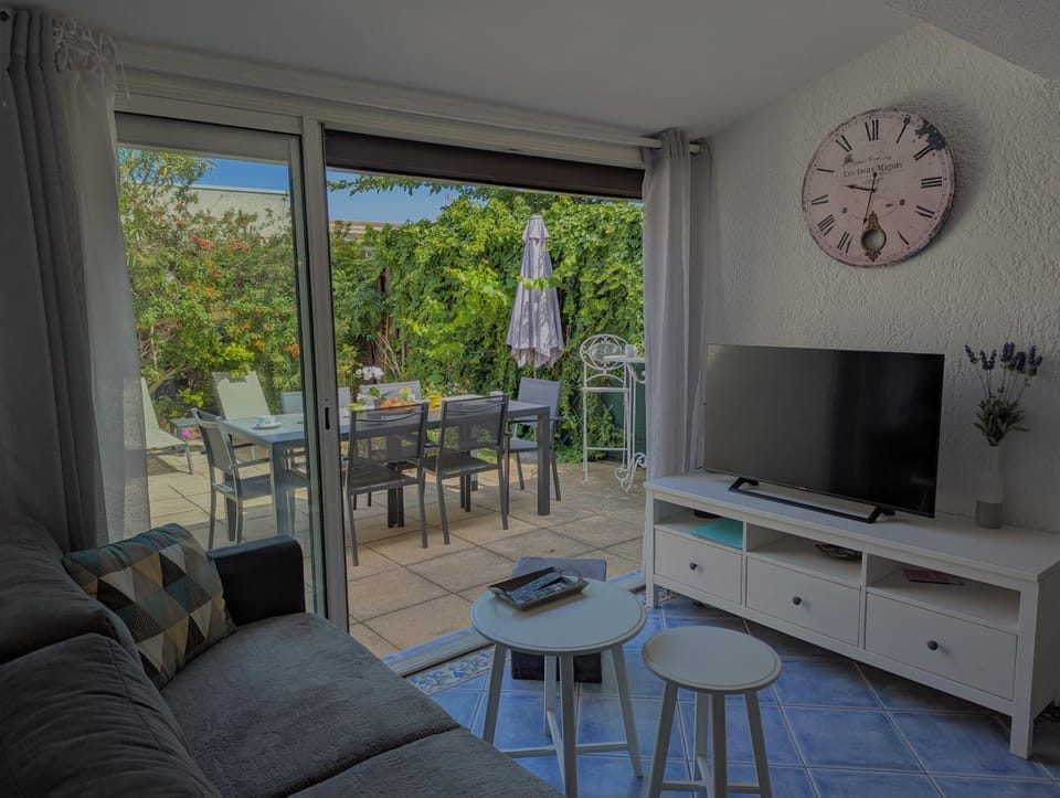 Patio, TV and multimedia, View (from property/room), Balcony/Terrace, Living room, Seating area, Dining area