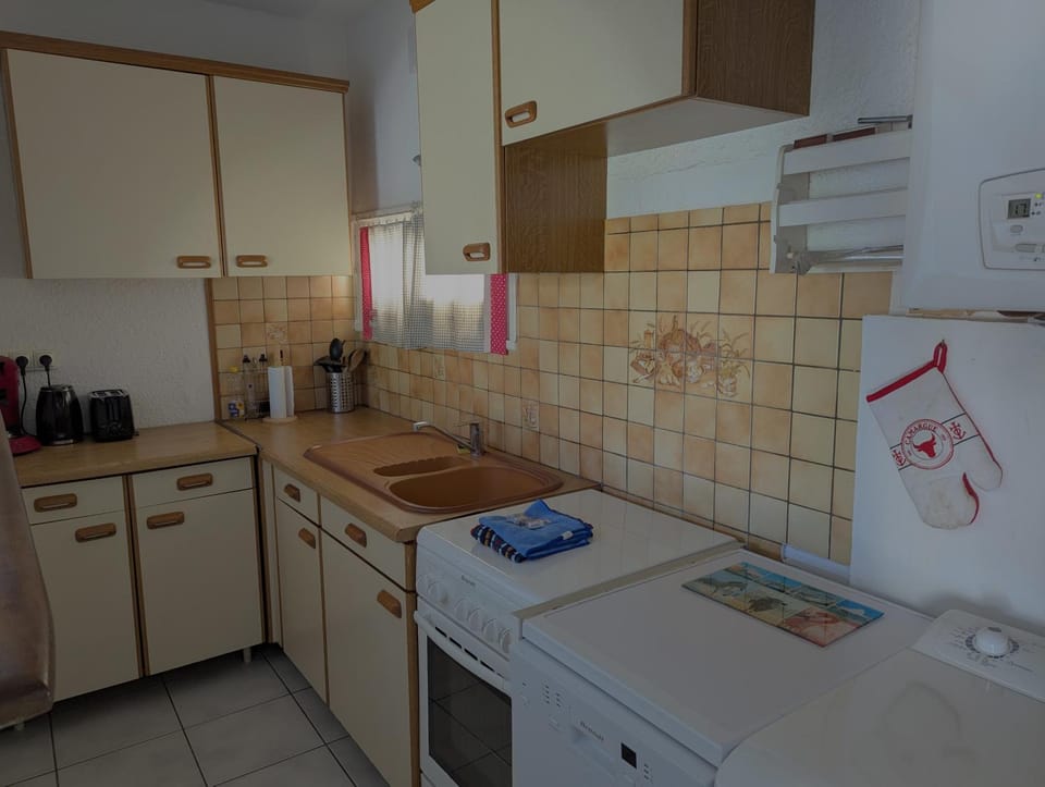 Coffee/tea facilities, Kitchen or kitchenette, dishwasher, stove, toaster