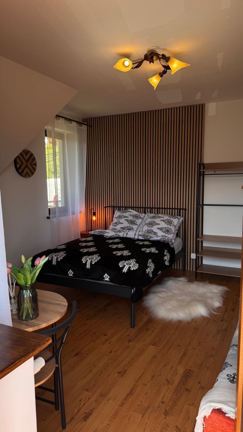 Bed, Photo of the whole room, Seating area, Bedroom