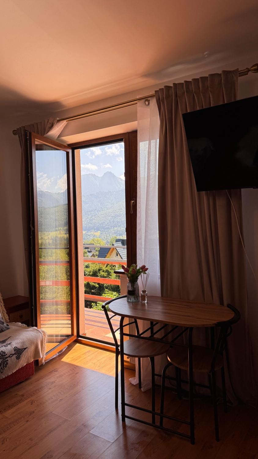 Bed, Natural landscape, TV and multimedia, View (from property/room), Balcony/Terrace, Photo of the whole room, Mountain view