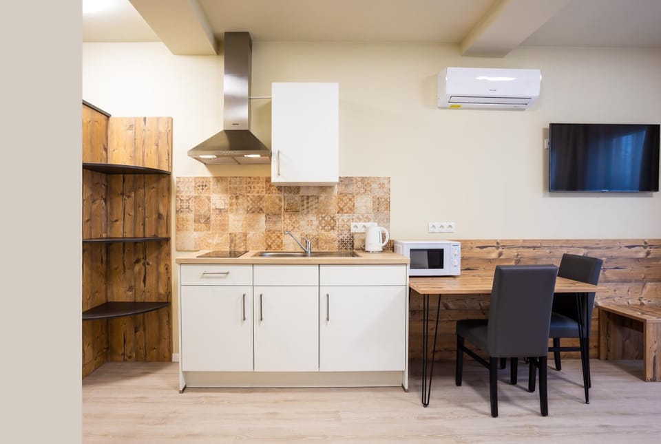 Kitchen or kitchenette, Dining area