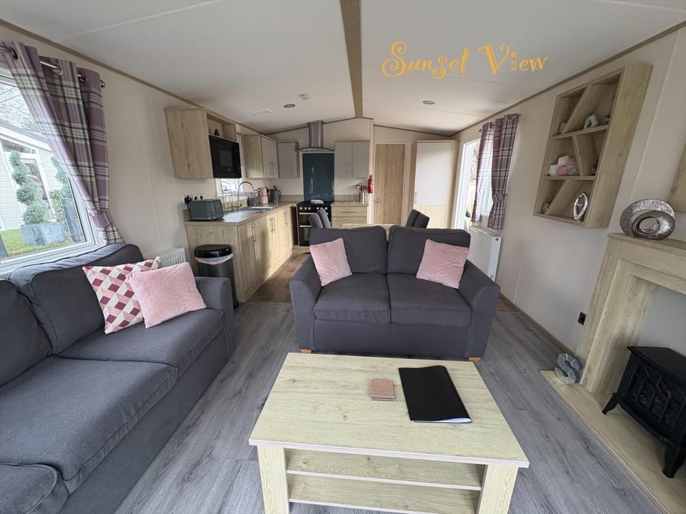 Kitchen or kitchenette, Living room, Seating area, Dining area