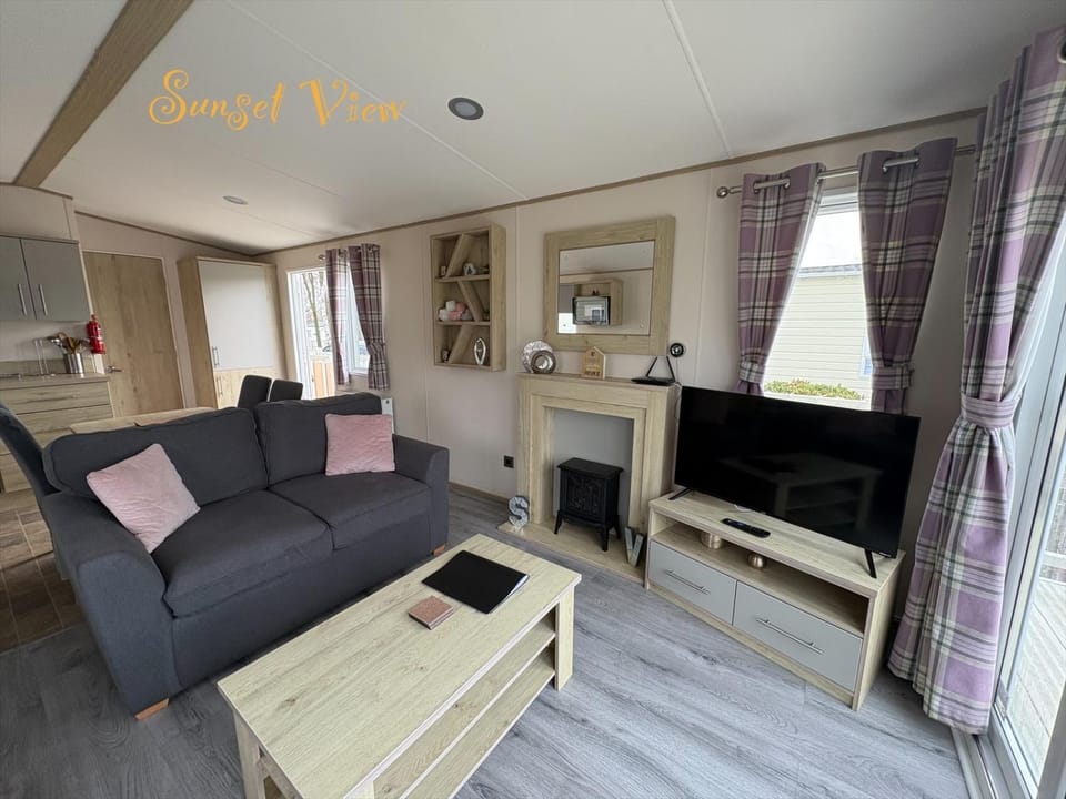 Communal lounge/ TV room, TV and multimedia, Living room, Seating area